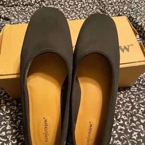 Black size 10 1/2 womens patent leather heel. Never worn.